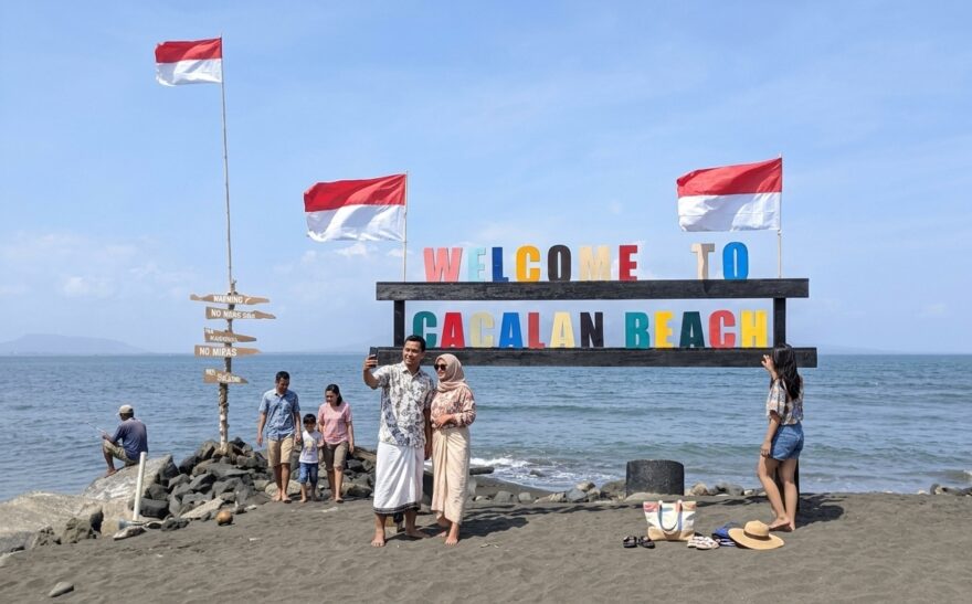 Pantai Cacalan Banyuwangi: Ketenangan & Pesona Lokal Pantai Cacalan Banyuwangi